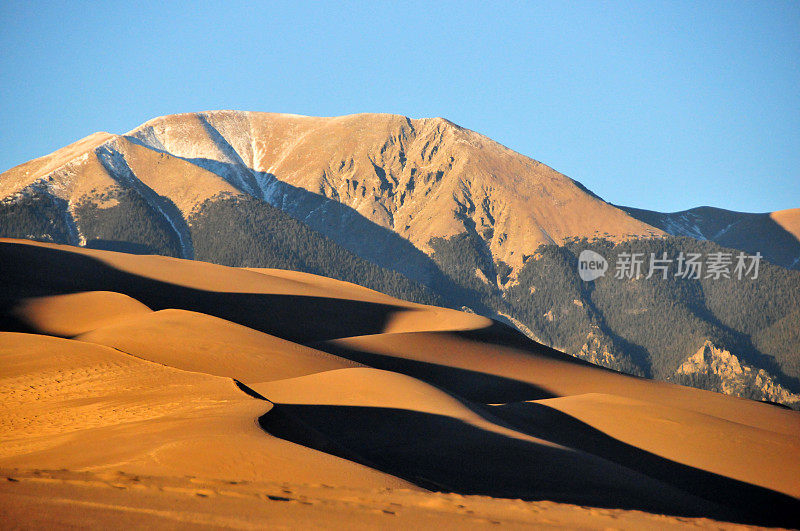 在Sangre de Cristo山脉的Herard山和大沙丘NP，科罗拉多，美国